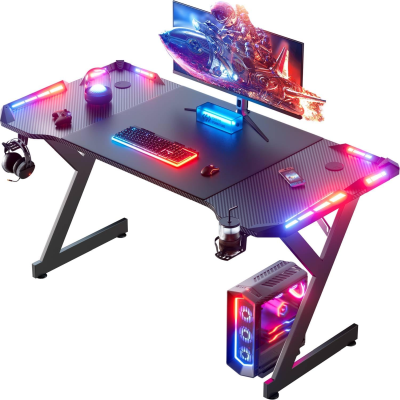LED Gamingbord 160 x 60 cm, ergonomiskt spelbord med LED,
stabilt PC bord med kolfiberbeläggning, Gamingbord med mugghållare och
hörlurskrok, svart